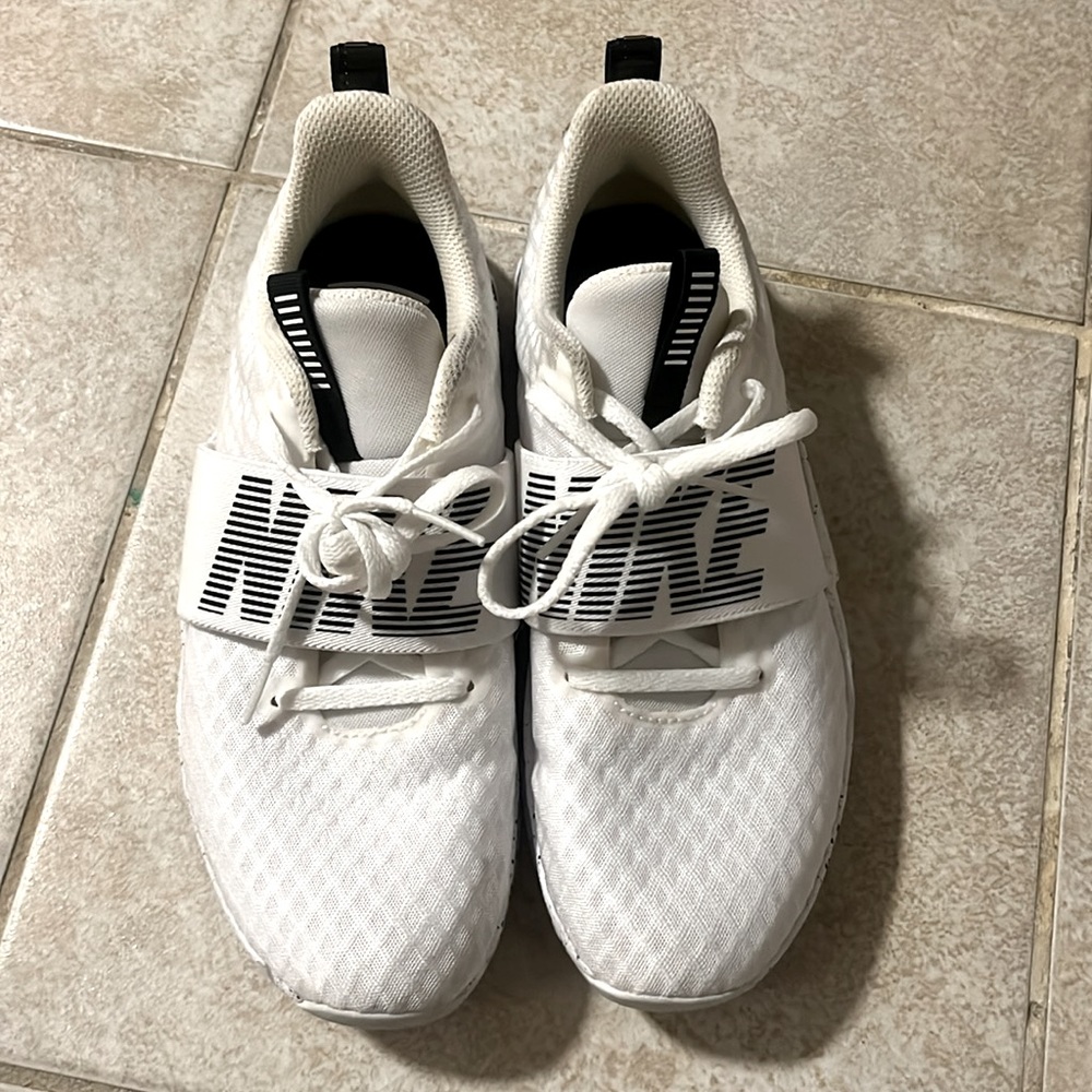 White Nike running shoes - Picture 3 of 3